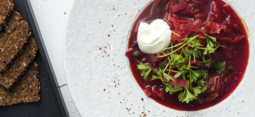 Vegetarischer Borschtsch mit Rote Bete und Roggenbrot